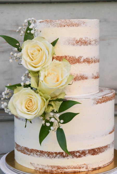 Naked cake - Fehér rózsával