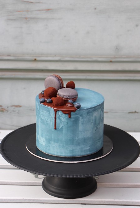 Kék torta csokicsurgatással - fehércsokiborítással