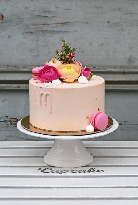Rózsaszín boglárkás torta aranyfüstel - fehércsokiborítással