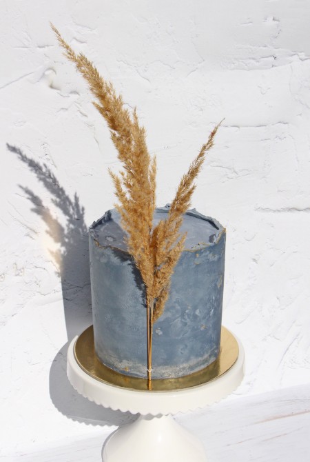 Kékesszürke torta - pampafűvel - fehércsokiborítással