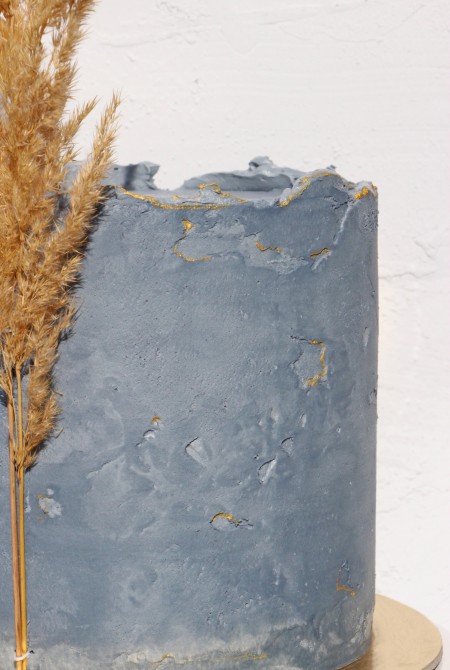 Kékesszürke torta - pampafűvel - fehércsokiborítással