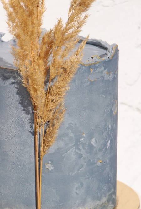 Kékesszürke torta - pampafűvel - fehércsokiborítással