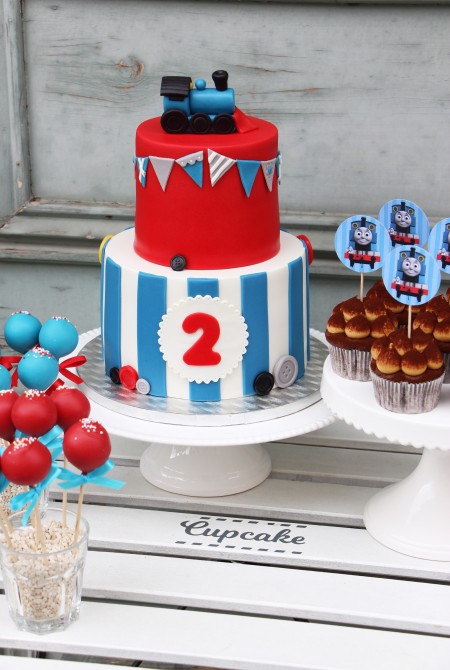 Vonatos torta, cupcake és cake pop