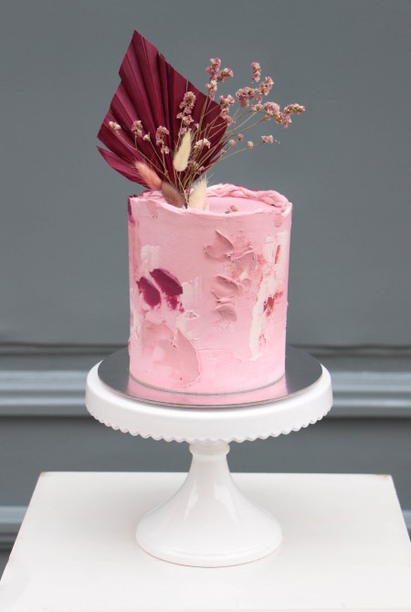 Pálmalevéllel díszített torta rózsaszín- bordó fehércs. burkolással