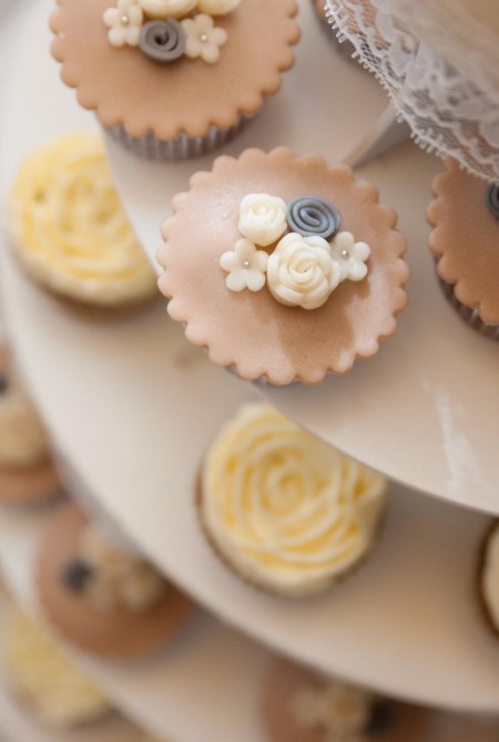 Apró virágos homokszínű cupcake - 12BOX