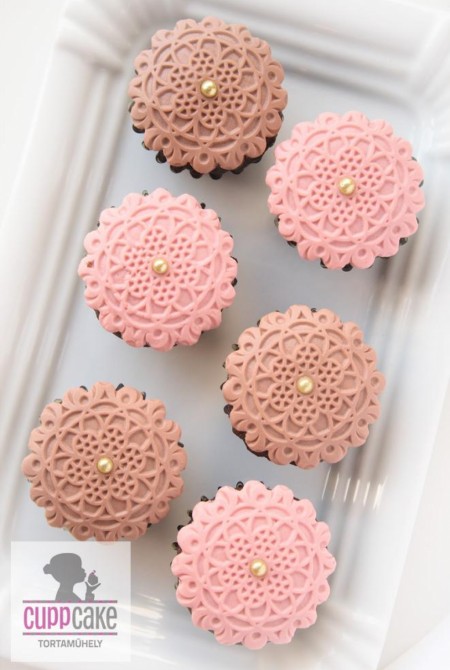 Cupcake csipkézett borítással