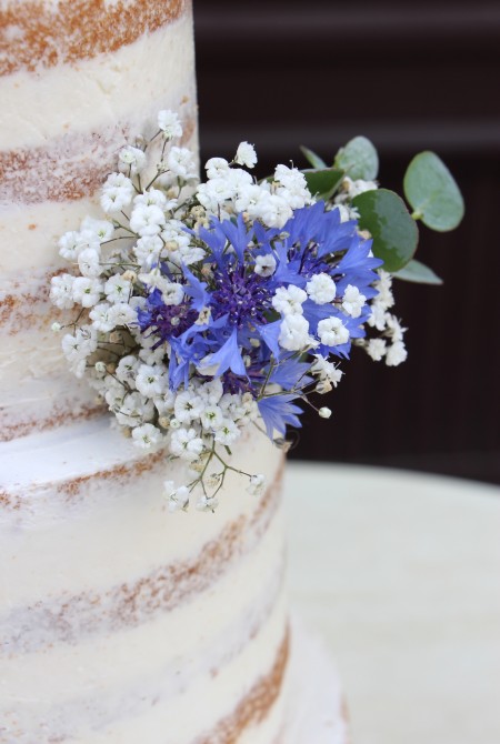 Naked cake - búzavirággal