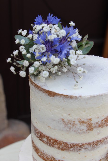 Naked cake - búzavirággal