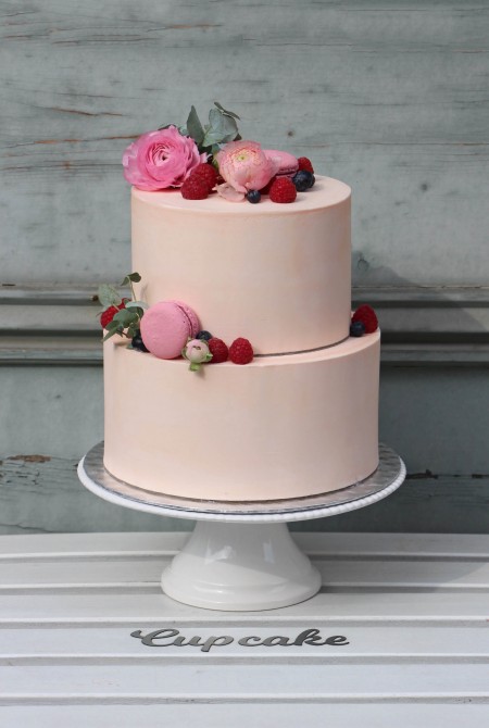 Rózsaszín boglárkás torta - fehércsokiborítással