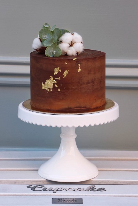 Gyapot virággal díszített torta csoki burkolással