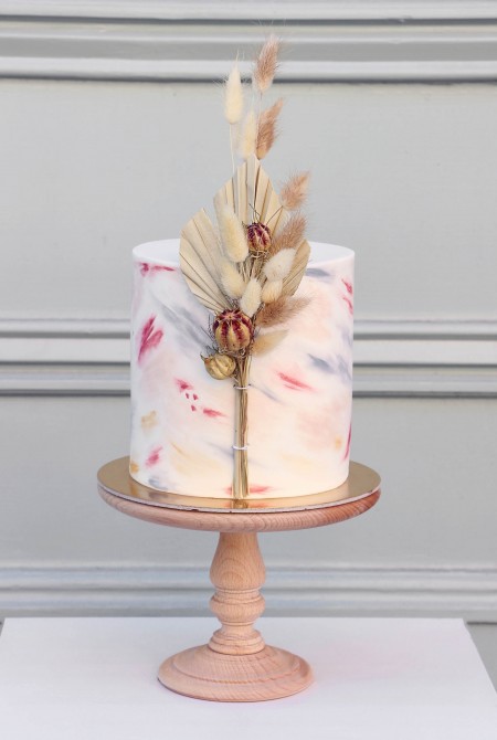 Száraz virággal díszített torta vízfestéssel, marcipán burkolással