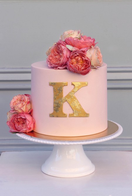 Monogrammos torta rózsaszín fehércsoki burkolással