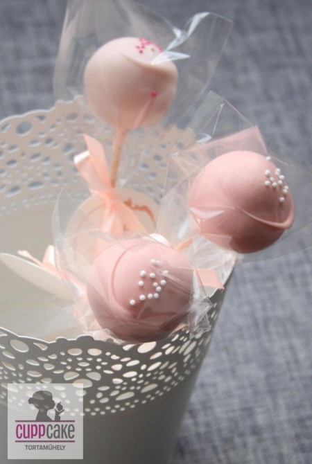 Csomagolt cake pop címkével