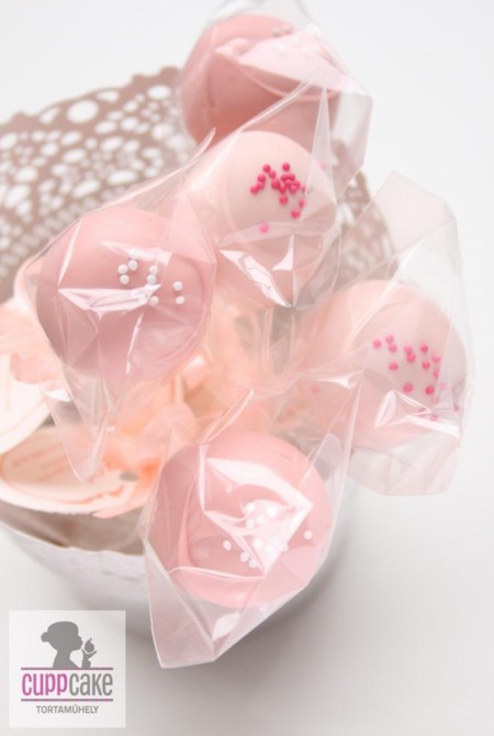 Csomagolt cake pop címkével