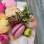 Rózsaszín boglárkás torta aranyfüstel - fehércsokiborítással